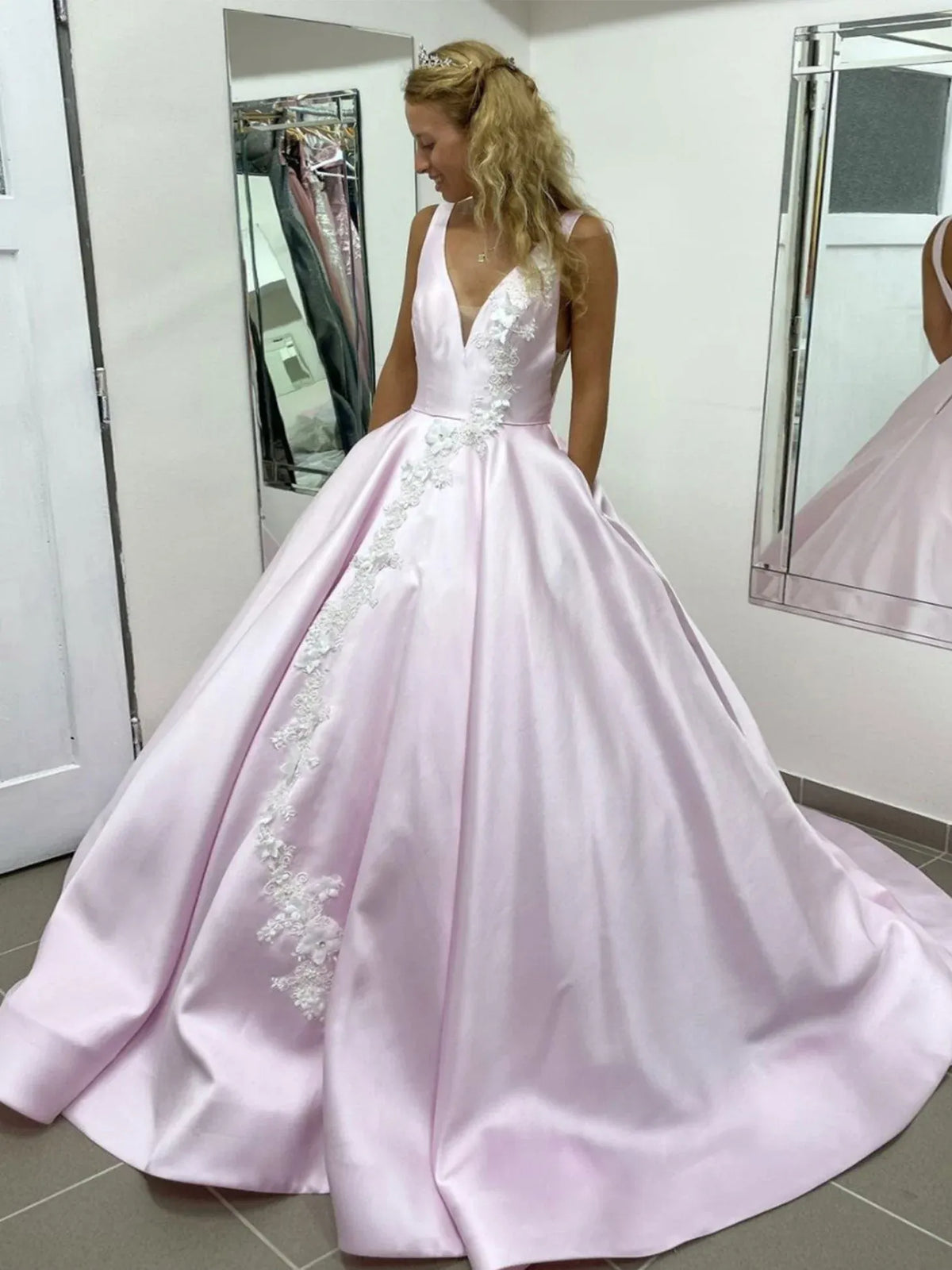 Elegant Ball Gown V-Neck Sleeveless Lace Satin Maxi Prom Dress