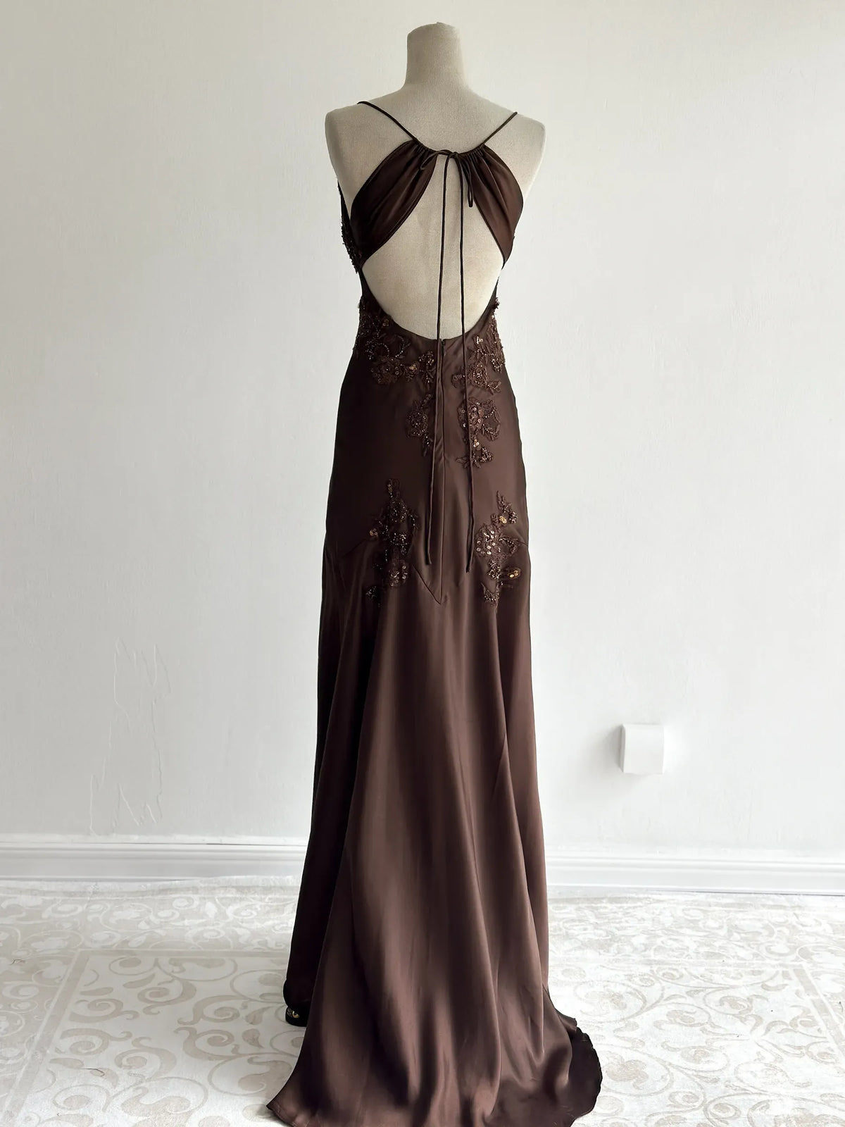 Elegant Spaghetti Strap Satin Maxi Dress with Open Back & Lace Applique