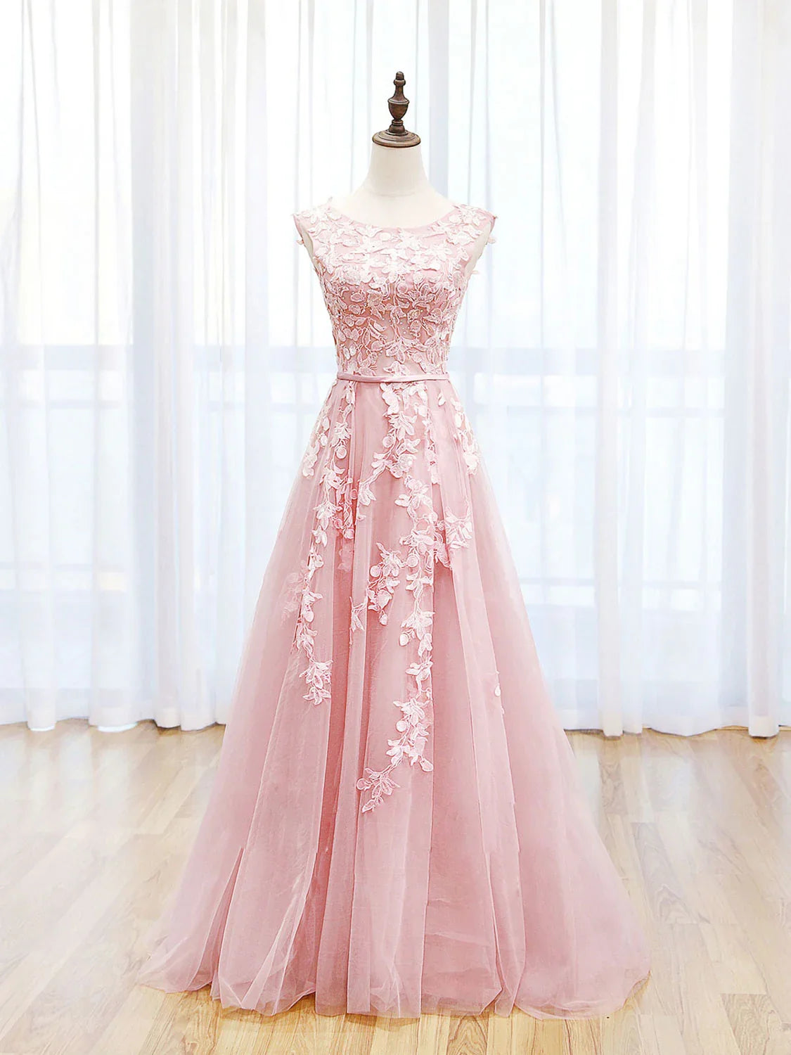 Scoop Neckline Tulle Backless Prom Dres With Applique
