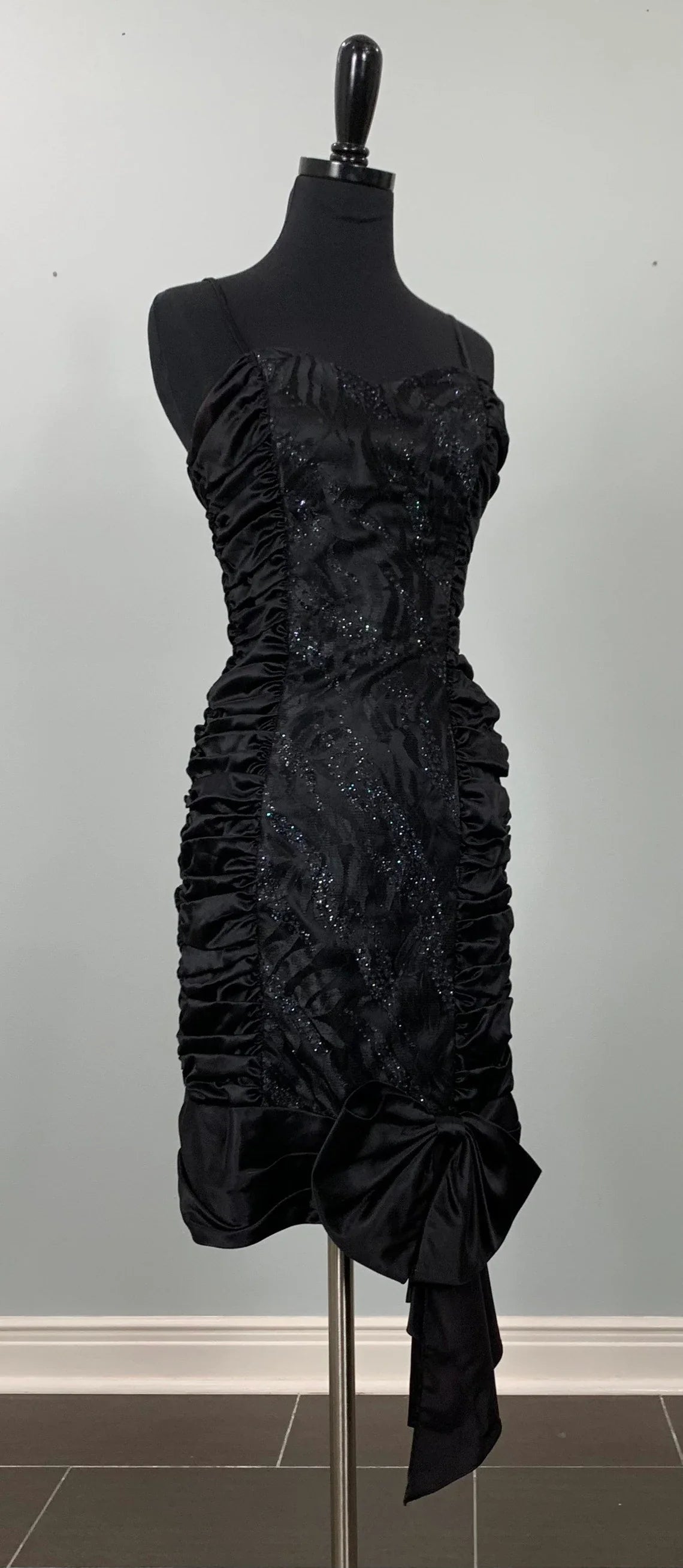 Sequins Black Spaghetti Strap Fitted Ruched Prom Dress Formal Black Lace Sleeveless Cocktail Dress