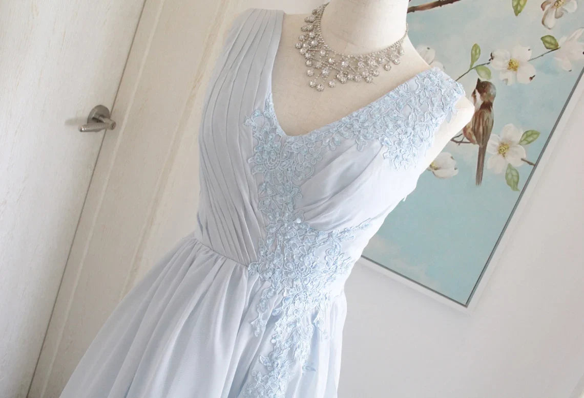 V Neck Dusty Blue Cowl Back Bridesmaid Dress With Lace Applique Sleeveless Elegant Chiffon Prom Evening Bridesmaid Dress With Slit