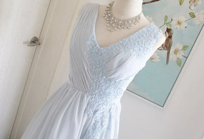 V Neck Dusty Blue Cowl Back Bridesmaid Dress With Lace Applique Sleeveless Elegant Chiffon Prom Evening Bridesmaid Dress With Slit