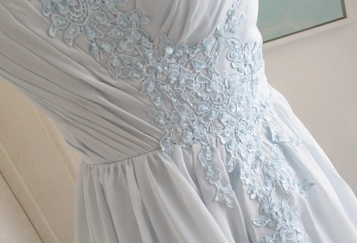 V Neck Dusty Blue Cowl Back Bridesmaid Dress With Lace Applique Sleeveless Elegant Chiffon Prom Evening Bridesmaid Dress With Slit