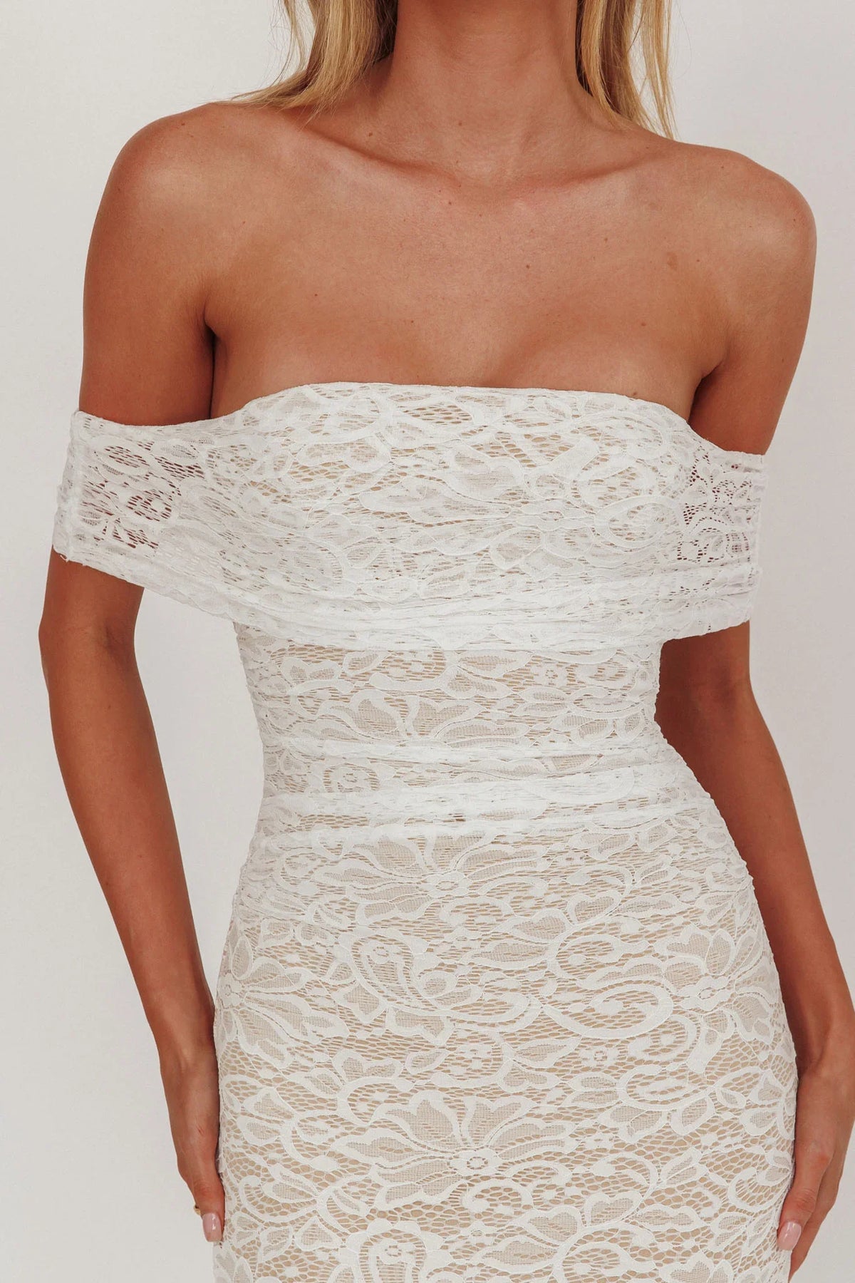 Dress Elegant White Lace Gown Off Shoulder Neck Ruffled Overlay and Mermaid Style Maxi Length Prom Dress