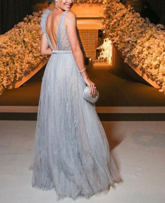 A-line Deep V Neck Tulle Wedding Dresses Open Back ﻿